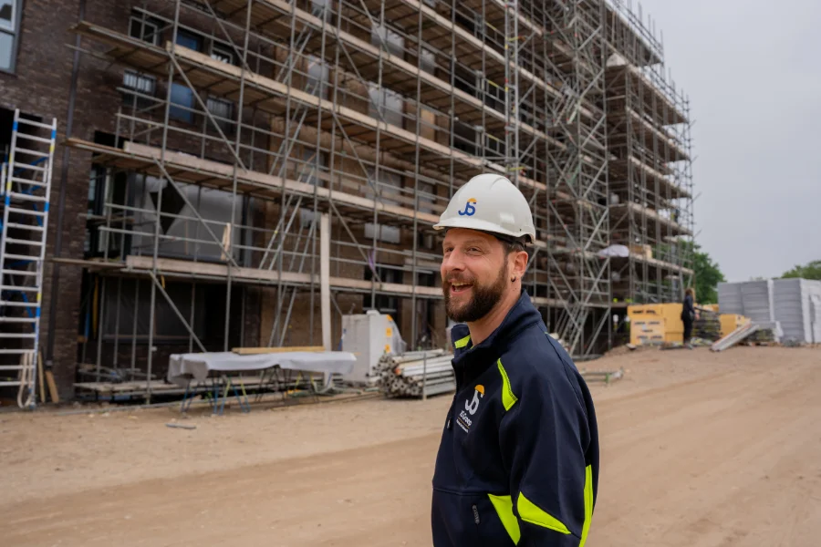 Werknemer blij om nu in loondienst te werken